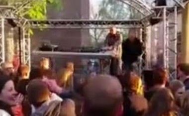 E prishi ndejën pasi rrëzoi tërë pajisjet e DJ-it, turma e rrahu deri në alivanosje (Video)