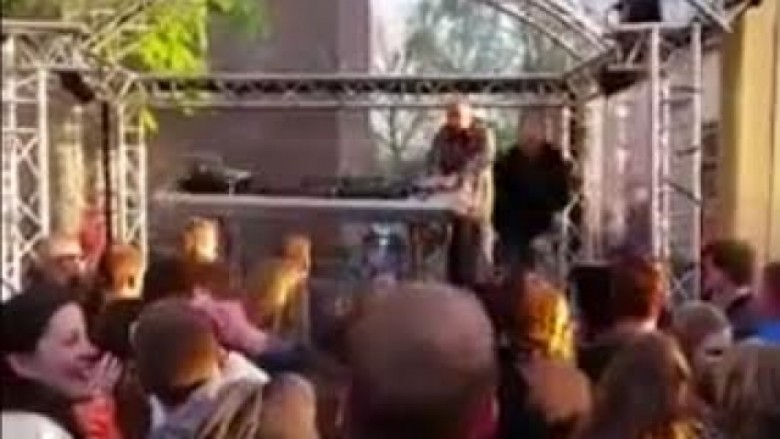 E prishi ndejën pasi rrëzoi tërë pajisjet e DJ-it, turma e rrahu deri në alivanosje (Video)