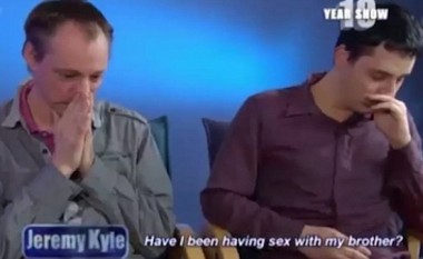 E rrallë: Çifti homoseksualë kuptojnë se janë vëllezër (Video)