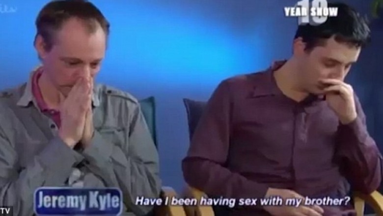 E rrallë: Çifti homoseksualë kuptojnë se janë vëllezër (Video)