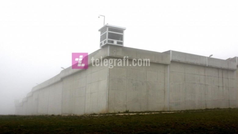 Ekskluzive nga Burgu i Sigurisë së Lartë: Derë e madhe me hy, e vogël me dal!? (Foto)