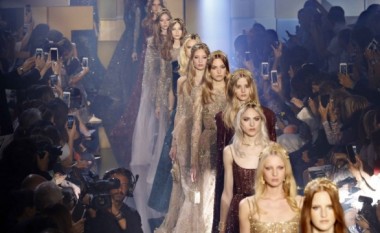 Elie Saab mrekullon me koleksionin e ri