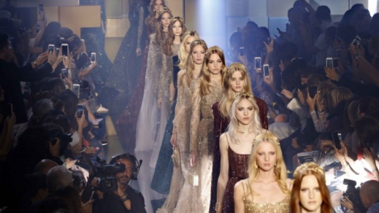 Elie Saab mrekullon me koleksionin e ri