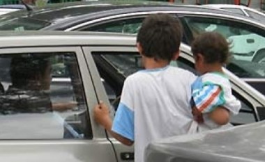 Mbi 40 kallëzime penale ndaj prindërve, ky është numri i lypsarëve fëmijë në rrugët e Prishtinës