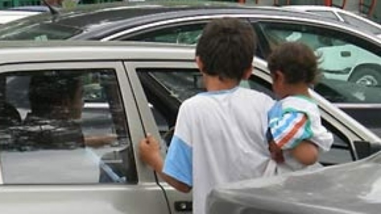 Mbi 40 kallëzime penale ndaj prindërve, ky është numri i lypsarëve fëmijë në rrugët e Prishtinës