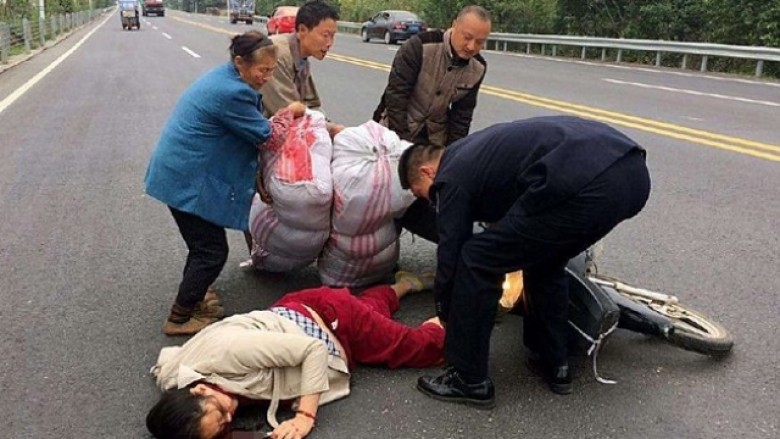 Fëmija shpëtoi mrekullisht, pasi shtatzëna u rrëzua nga motoçikleta