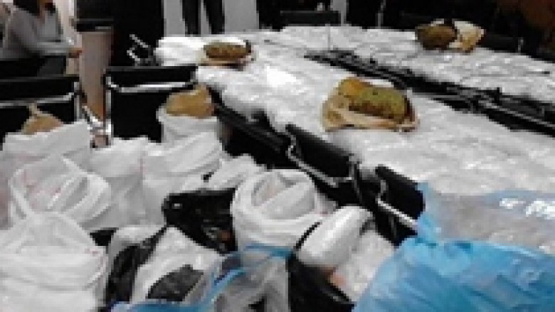 Zbulohen 350 kg drogë në kamionin që transportonte dyshekë