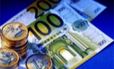 Euro dobësohet përballë dollarit