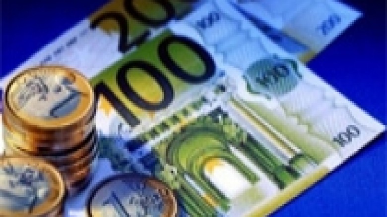 Euro dobësohet përballë dollarit