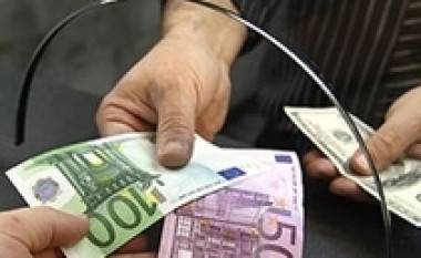 Vazhdon forcimi i euros, dollari humb pikë me lekun