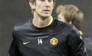 Van der Sar kthehet me fitore