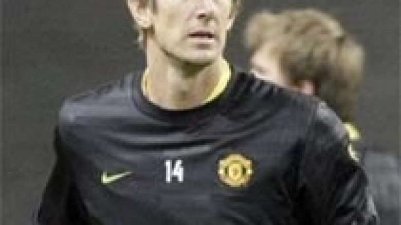 Van der Sar kthehet me fitore