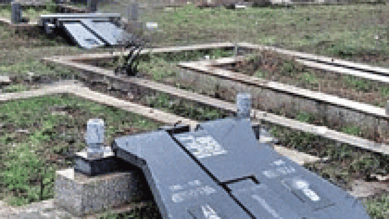 Rrënohen 27 përmendore të varrezave serbe në Kllokot