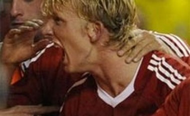 Benitez lavdëron heroin e fitores, Kuyt