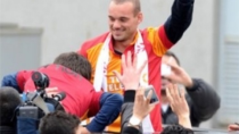 Pas pritjes madhështore, Sneijder ndjehet krenar (Foto/Video)
