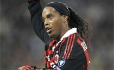 Ronaldinho nuk largohet nga Milani