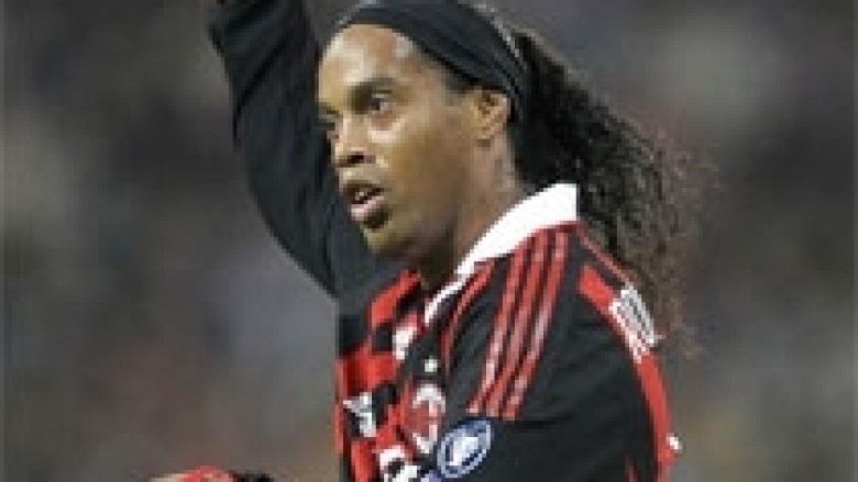 Ronaldinho nuk largohet nga Milani