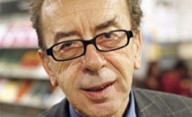 Ismail Kadare merr Çmimin e Madh të Letërsisë