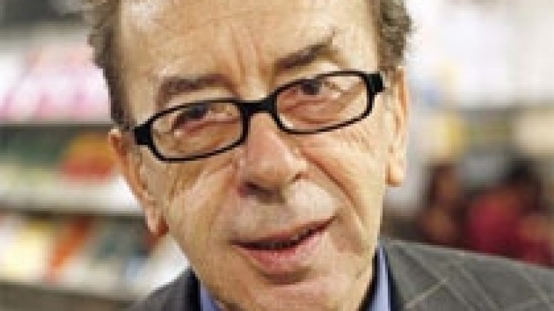 Ismail Kadare merr Çmimin e Madh të Letërsisë