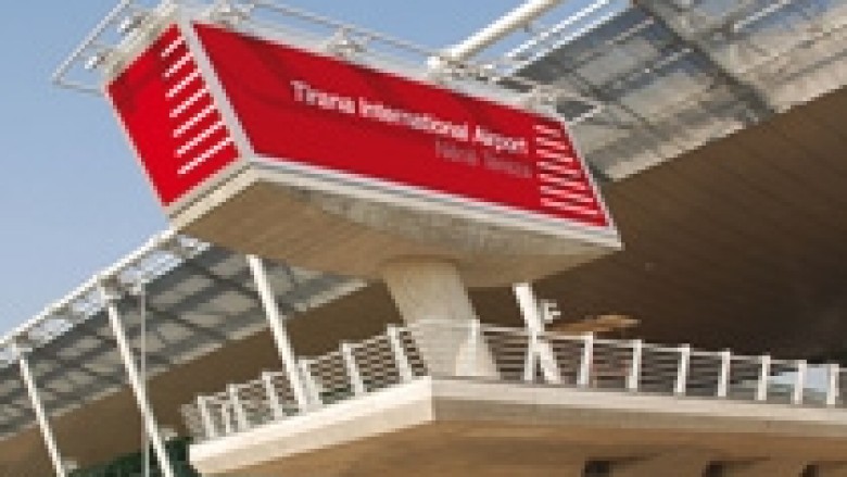 Aeroporti i Tiranës rrit qarkullimin e udhëtarëve