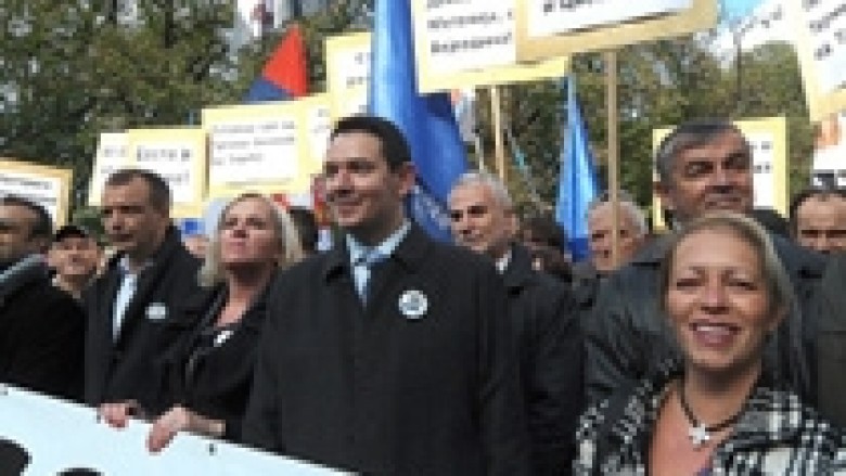 Radikalët protestojnë për takimin Nikolic-Jahjaga