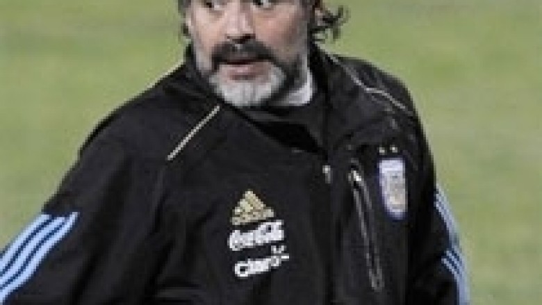 Maradona: Nuk jam duke i ikur tatimit