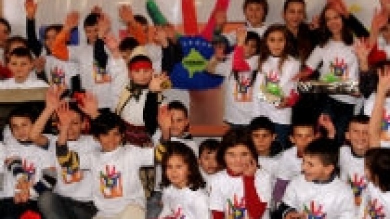 Fëmijët e Hanit të Elezit festuan me dhurata pavarësinë e Kosovës