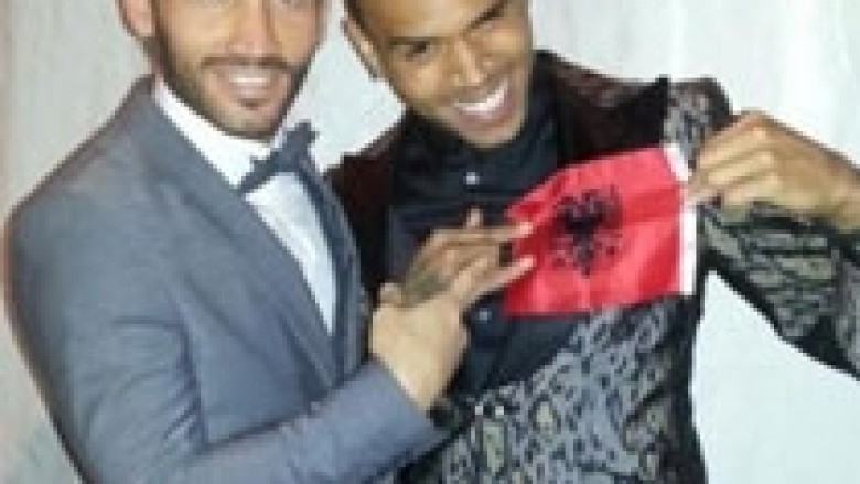 Chris Brown me flamurin kuqezi