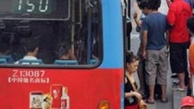 Fëmija grabit autobusin dhe tërbohet nëpër qytet