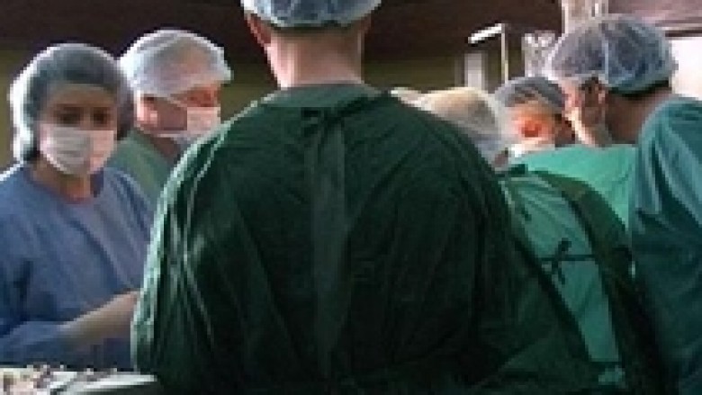 Në QKUK, mjekët nga Australia operojnë disa fëmijë
