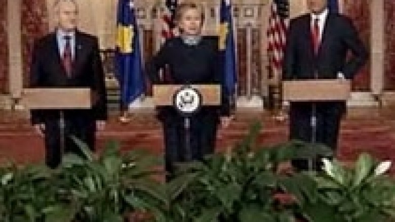 Clinton rikonfirmon mbështetjen ndaj Kosovës