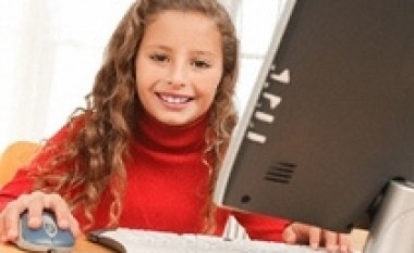 Mbroni fëmijët tuaj nga grabitqarët e internetit