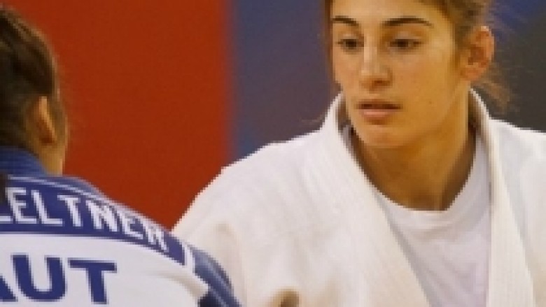 Nora fiton medaljen e argjendtë në Pragë