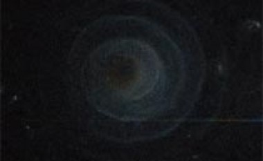 Hubble fotografon një spirale të pazakontë