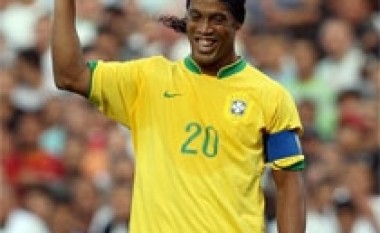 Pele: Ronaldinho duhet të luajë në Botëror