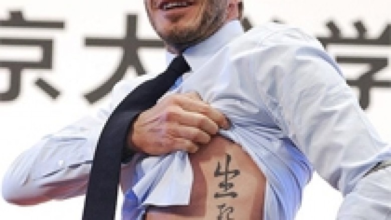 Beckham, tatuazh në kinezishten tradicionale (Video)