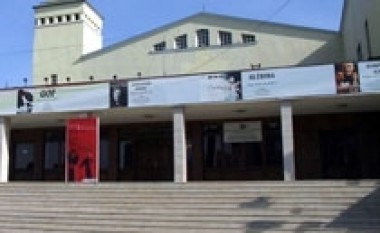 Beqiri nderon Drita Krasniqin me çmimin për teatër