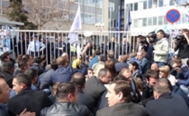 Lëndohen dy gazetarë në protestë