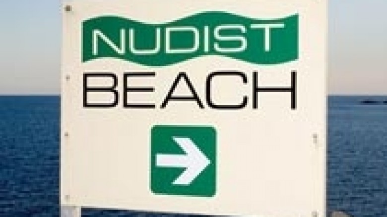 Në hotelin nudist rrobat do të dorëzohen në recepcion