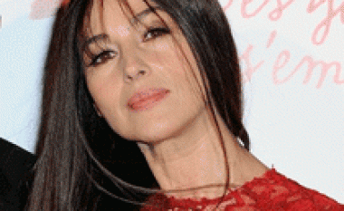 Monica Bellucci shkëlqen me të kuqe