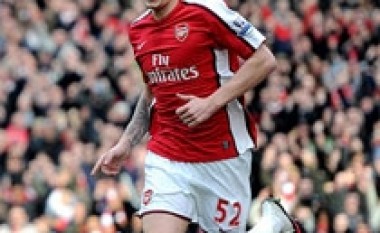 Wenger shpreson në goditjet me kokë të Bendtner