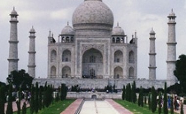 Studenti pshurrë Taj Mahal-in