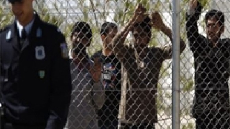 Greku plagosi 28 punëtorë emigrantë