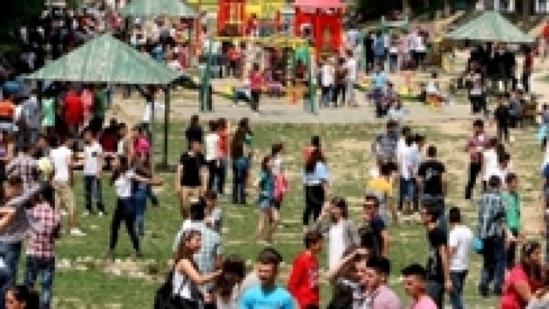 1 Maji: Në vend të protestave, kosovarët bëjnë qejf