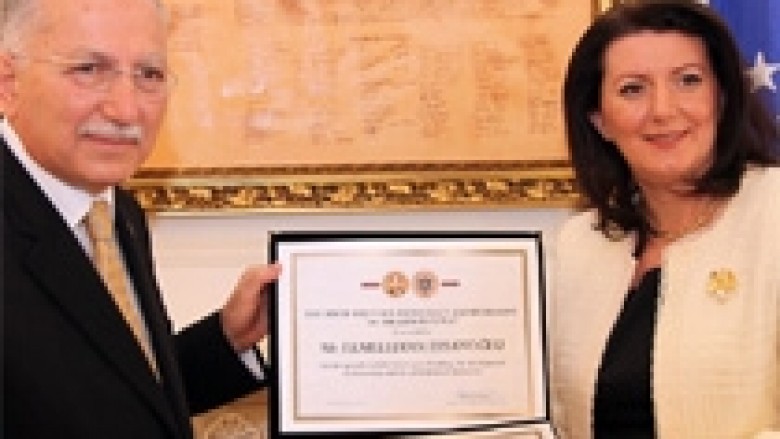 Jahjaga nderon Ihsanoglun me medaljen për Paqe…
