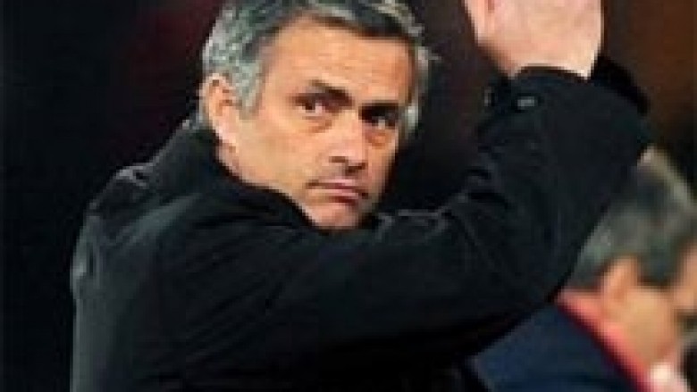 Mourinho nuk mohon largimin