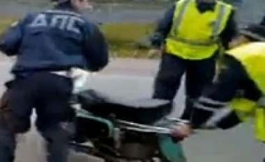 Policinë e befasoi motoçikleta e “mallkuar” (Video)