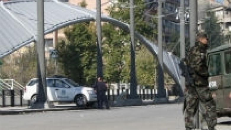 Përleshje me gurë tek barrikada në Mitrovicë