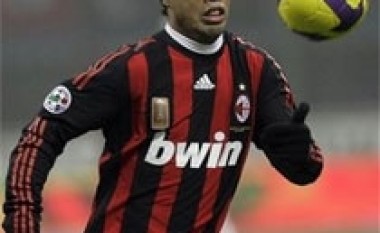 Galliani: Ronaldinho qëndron