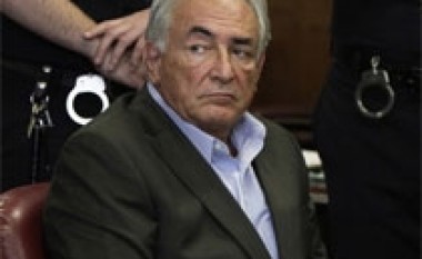 Strauss-Kahn lirohet nga burgu me kaucion